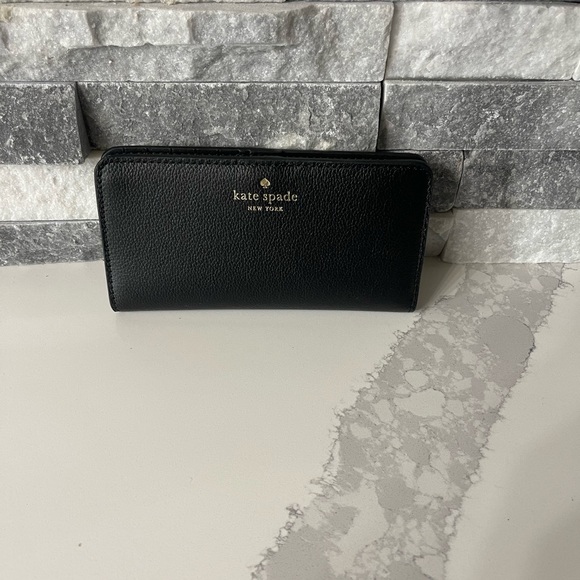 Kate spade ♠️ wallet black bailey flaw is on back of wallet new with tags - Picture 9 of 13